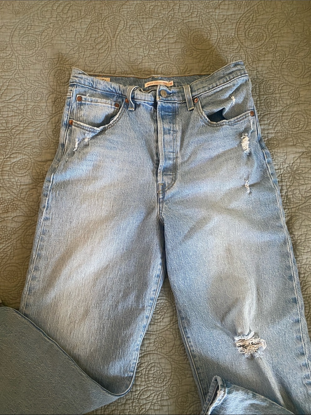 Levi’s Ribcage Straight Ankle Distressed Jeans - Picture 2 of 5